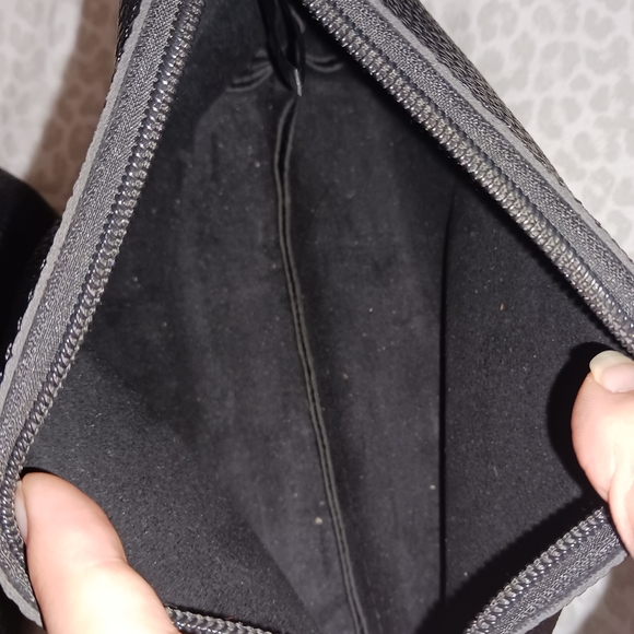 Vegan pebbled leather bucket bag and pouch NWOT - Picture 8 of 9